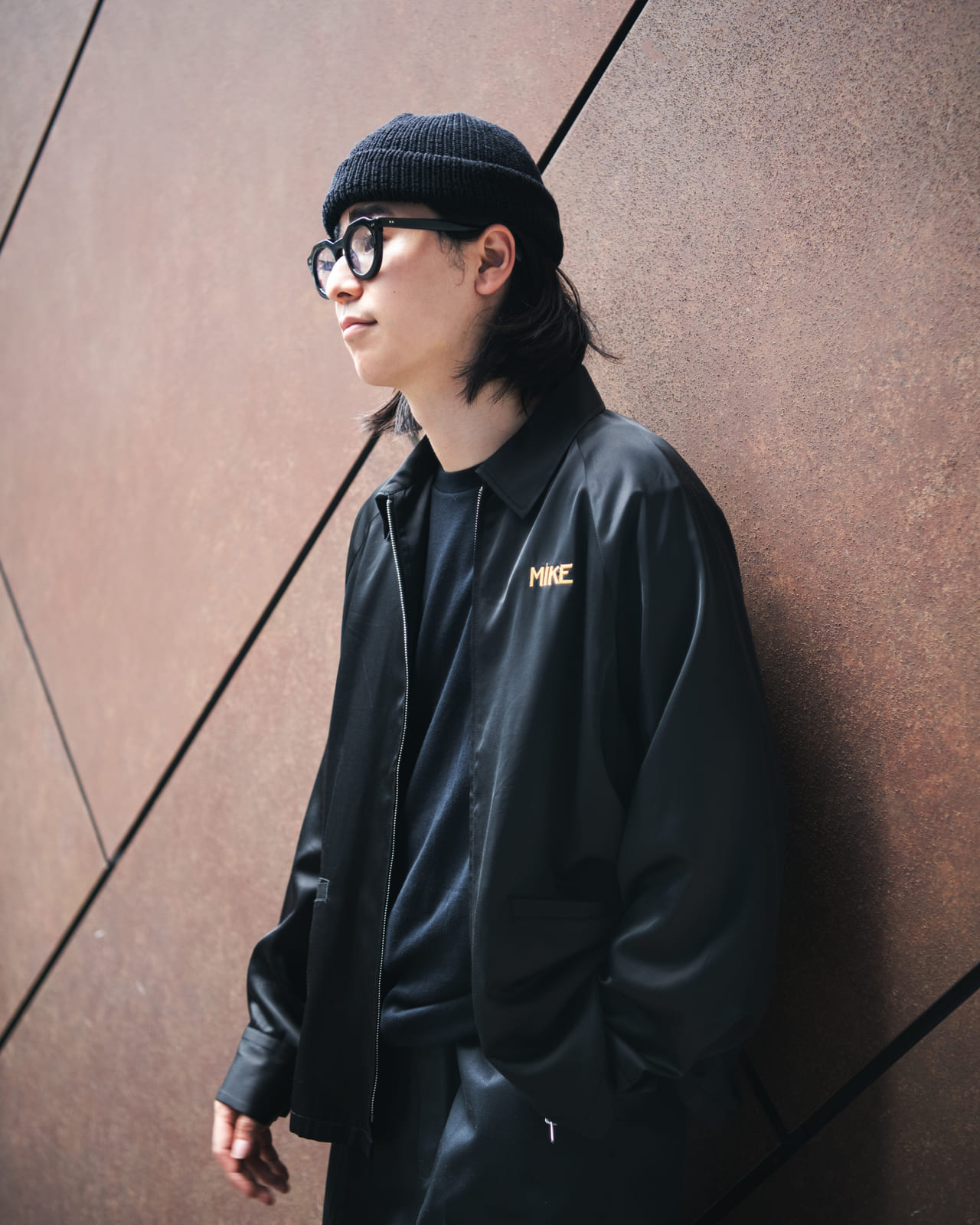 熊谷洋佑さん／ジャーナル スタンダード レリューム WEB PR DICKIES 別注 シンチバック ワイドワークパンツ　アウター：タウンクラフト フォー レリューム 　パンツ：ディッキーズ フォー レリューム　ブーツ：ダナー　キャップ：キジマ タカユキ　ブルゾン　上半身