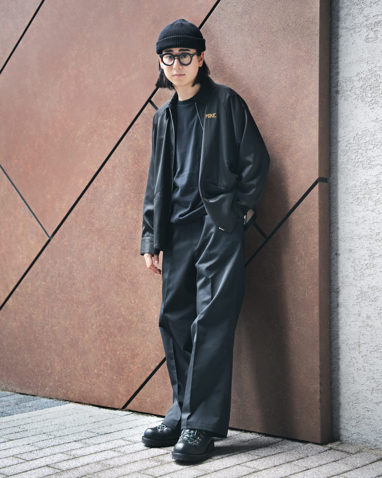 熊谷洋佑さん／ジャーナル スタンダード レリューム WEB PR DICKIES 別注 シンチバック ワイドワークパンツ　アウター：タウンクラフト フォー レリューム 　パンツ：ディッキーズ フォー レリューム　ブーツ：ダナー　キャップ：キジマ タカユキ 全身