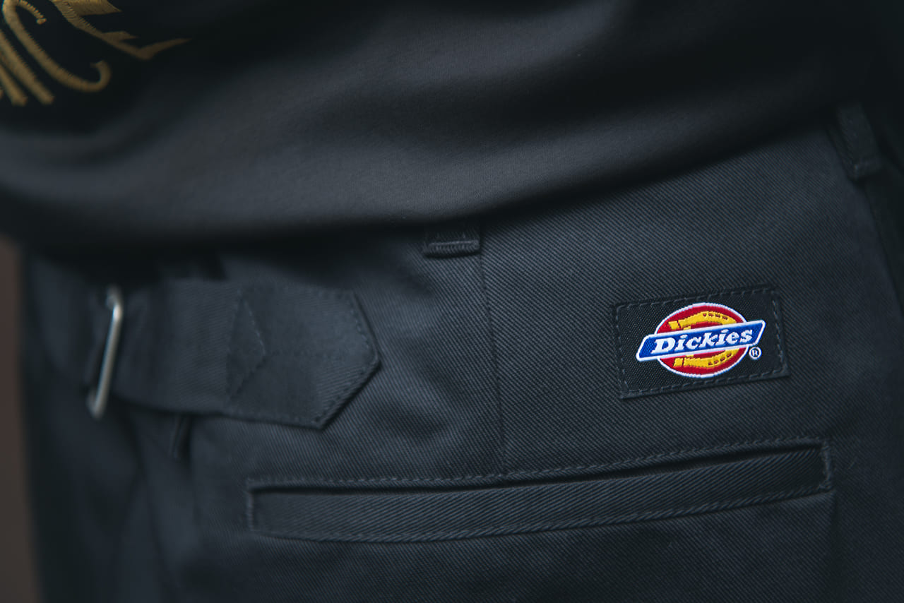 熊谷洋佑さん／ジャーナル スタンダード レリューム WEB PR DICKIES 別注 シンチバック ワイドワークパンツ　アウター：タウンクラフト フォー レリューム 　パンツ：ディッキーズ フォー レリューム　ブーツ：ダナー　キャップ：キジマ タカユキ　ロゴ　寄り