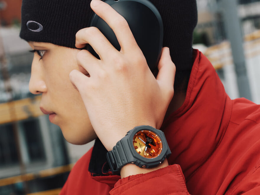 新作G-SHOCK「FLAME INSIDE」は冬の着こなしに映える腕時計。鮮烈なグラデーションをアクセントに