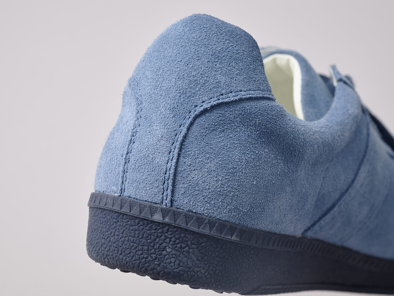 GERMAN TRAINeR for green label relaxingの新作スニーカー「GERMAN TRAINER SUEDE」ヒールカウンター