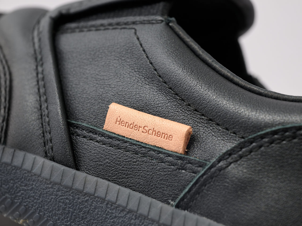 Hender Schemeの新作スニーカー「Derrida」タグ