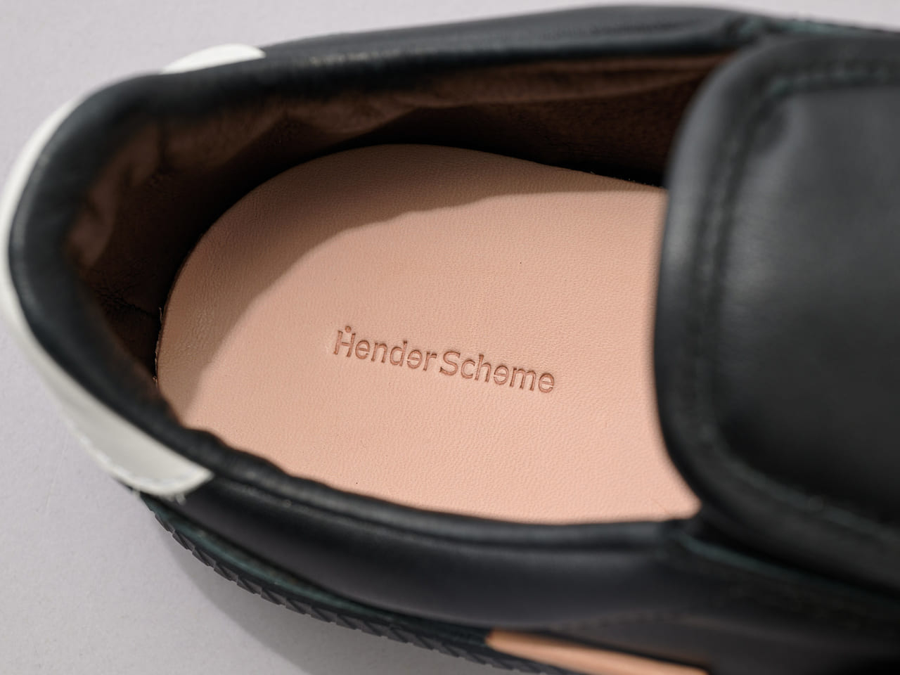 Hender Schemeの新作スニーカー「Derrida」インソール