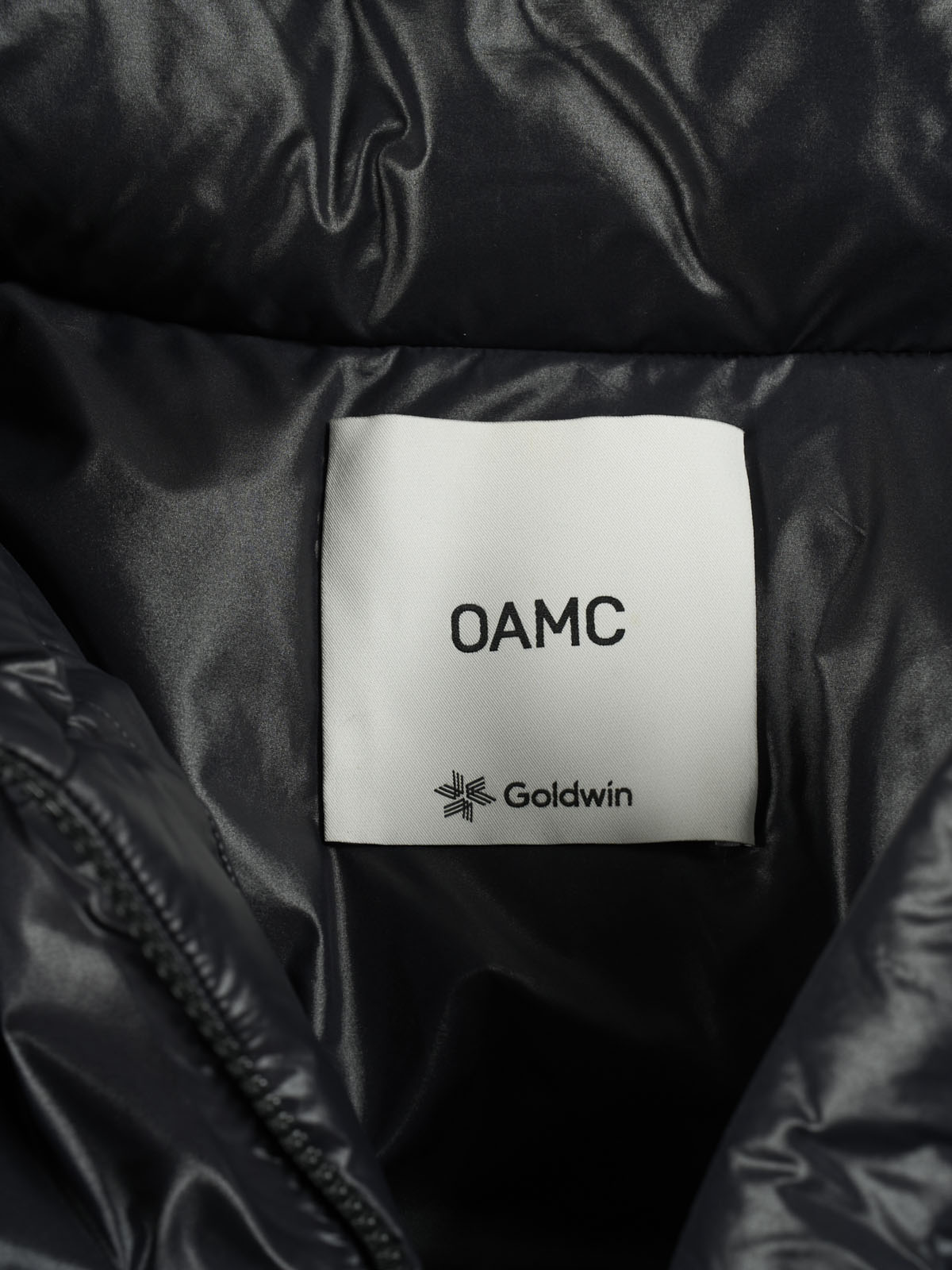 OAMC×Goldwin　ダウン（オーエ ーエムシー×ゴールドウイン）¥187, 000／エドストローム オフィス　大沢駿介さん／エドストローム オフィス PR & Communications　ブラック　内側　寄り