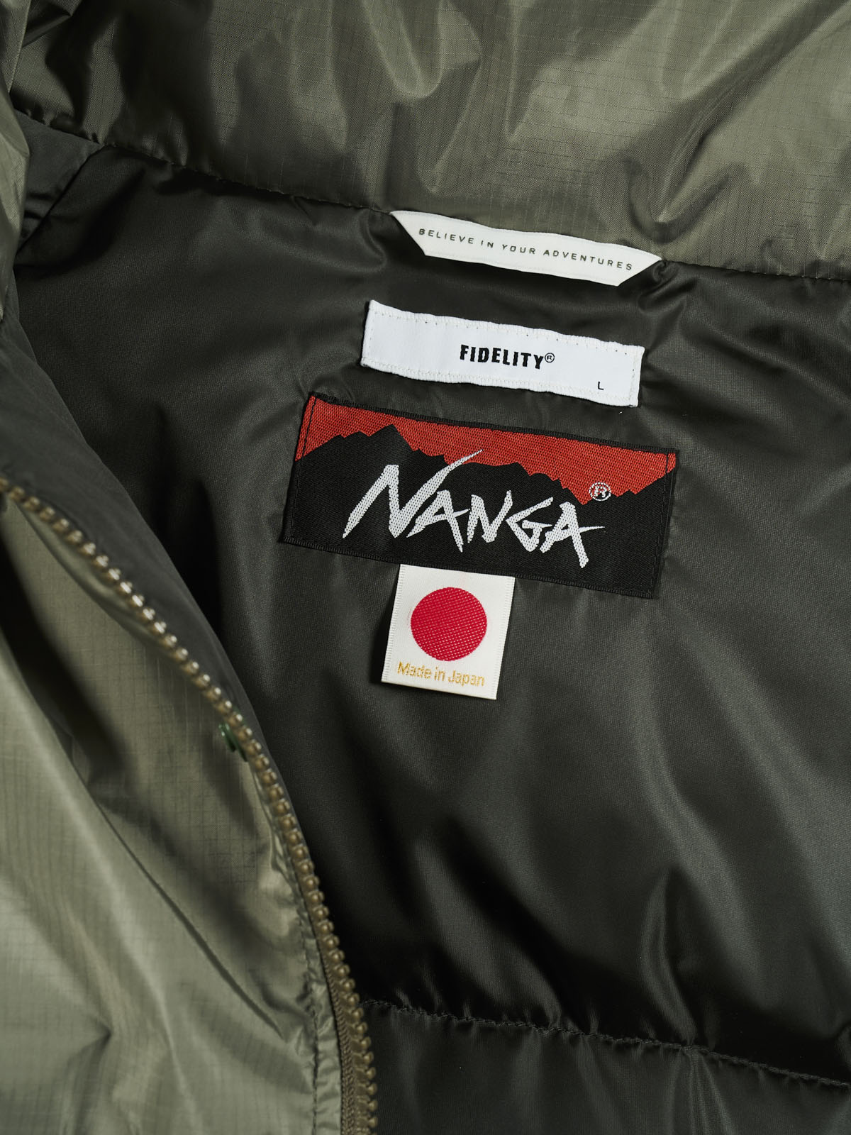 FIDELITY×NANGA　ダウン（フィデリティ×ナンガ）¥69, 300／サンマリノ ショールーム　西澤祐哉さん／スタジオ ファブワーク・エンケル PR　カーキ　内側　ロゴ