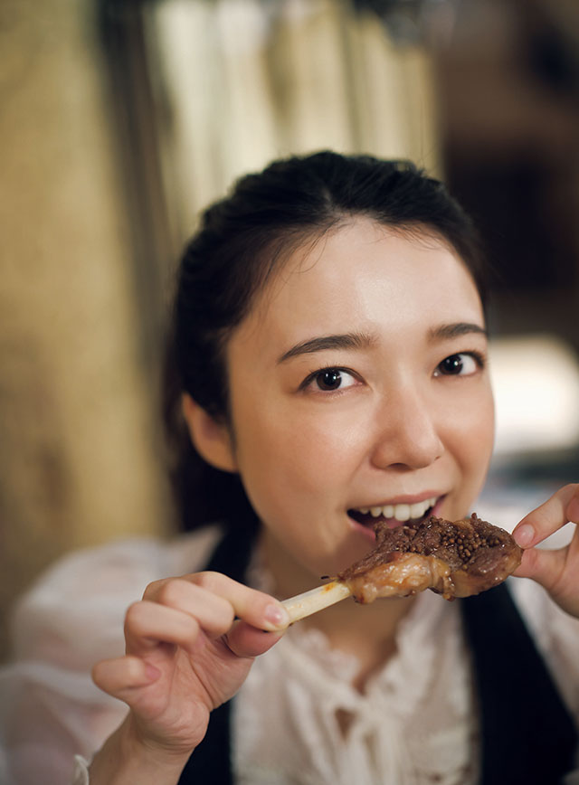 ラムチョップを食べる上白石萌音