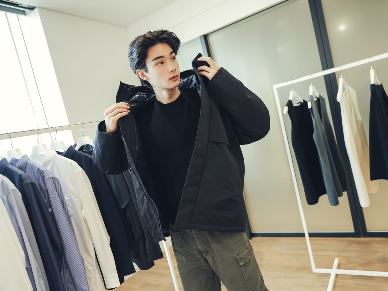 ユニクロ（UNIQLO） +Jのハイブリッドダウンオーバーサイズパーカの試着の様子