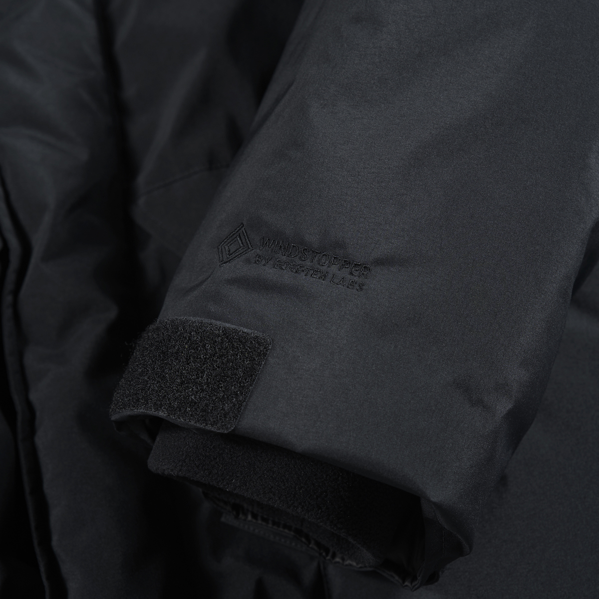 マーモットの黒いゴアテックスダウン「Mammoth Down Jacket」ディテール