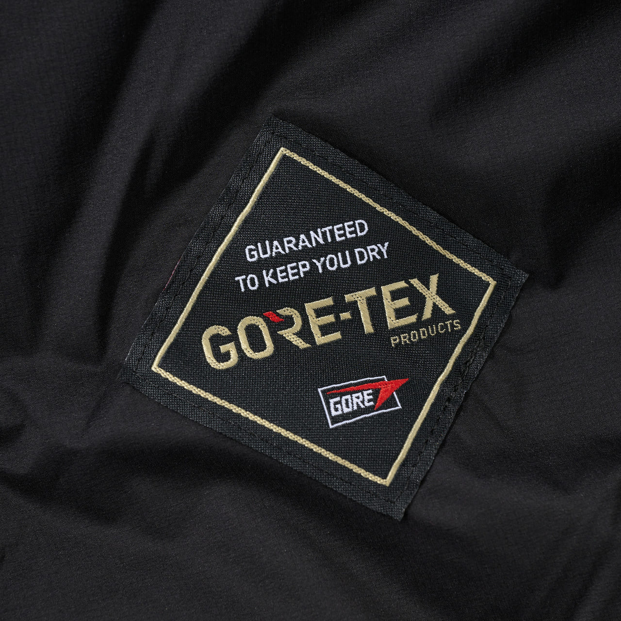 ゴールドウインのダウンジャケット GORE-TEX Snow Range Down Coat　ゴアテックスロゴ