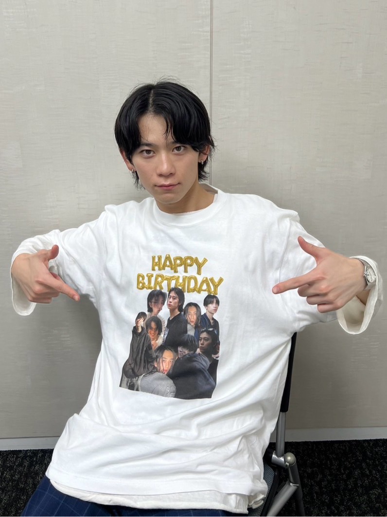 誕生日にもらったTシャツを着ている小方蒼介