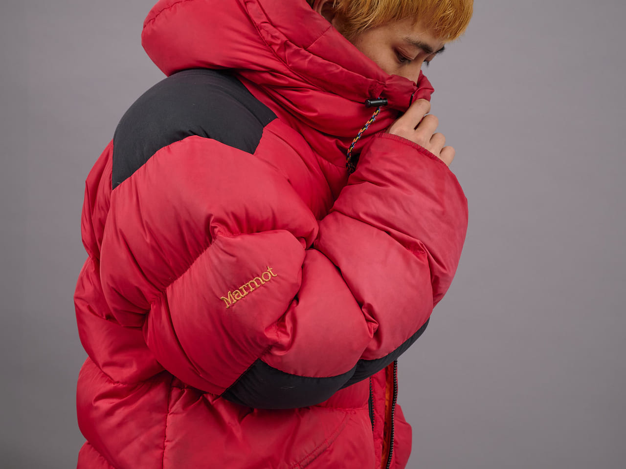 MARMOT　ダウン：マーモット　トップス：ザダファーアンドネフューズ　ニット：古着　パンツ：アーペーセー×フリークス ストア　ブーツ：レッドウィング　フリークス ストア プレス  片岡 佑太さん　首元　フード