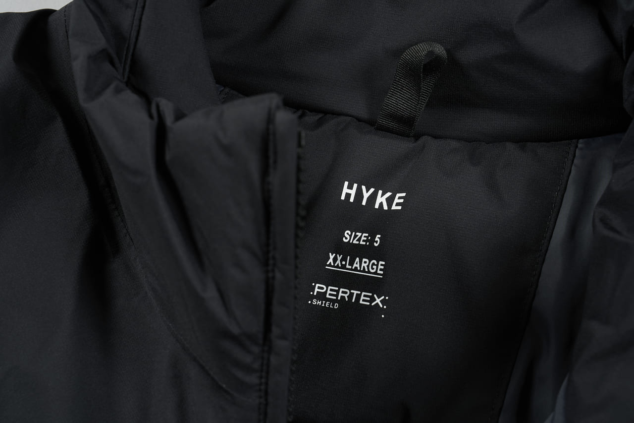 HYKE Edition　ダウン（ハイク エディション）¥99,000／エディション 表参道ヒルズ店　井上直哉さん／トゥモローランド プレス　ブラック　ロゴ　寄り