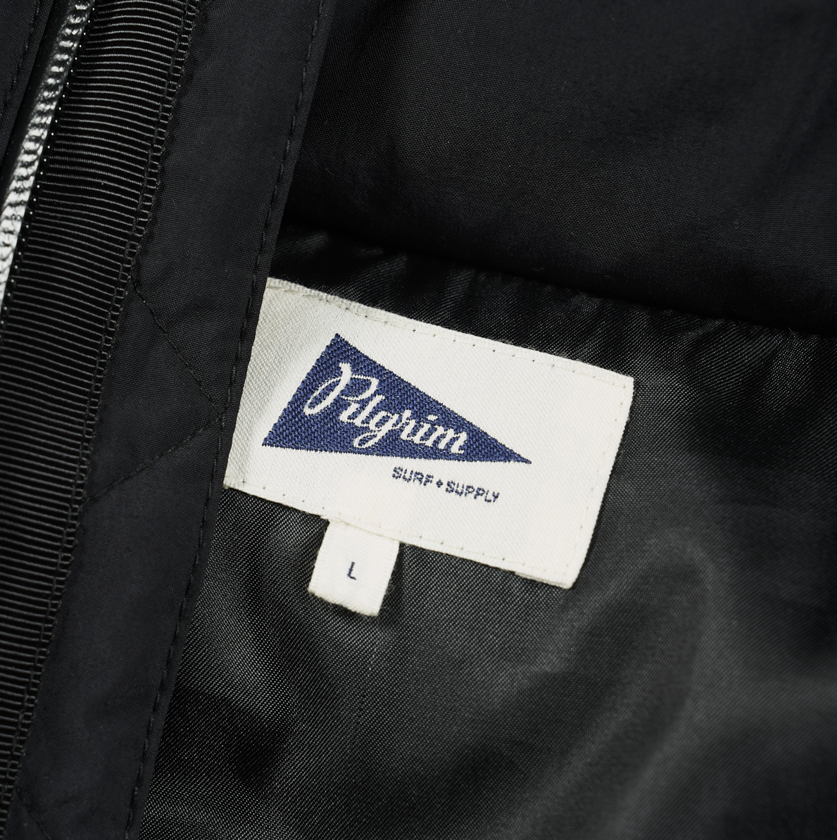 Pilgrim Surf+Supplyのダウン　ロゴ