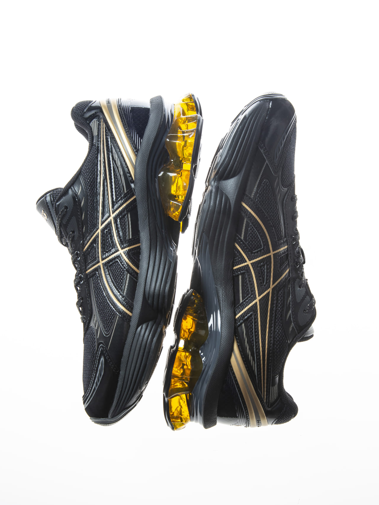 ASICSの黒スニーカー「GEL-KINETIC FLUENT」