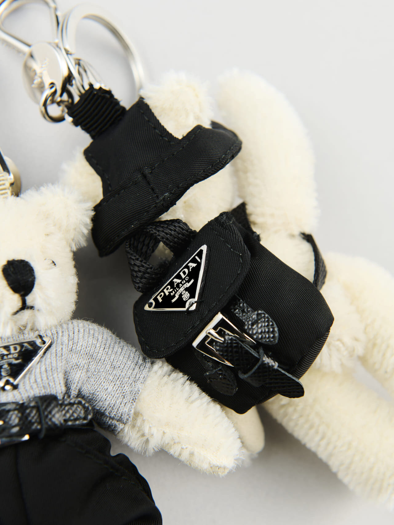 プラダ メタルリング付 Teddy バッグチャーム キーホルダー(プラダ)各¥108,900(予定価格)/プラダ クライアントサービス　ロゴ寄り