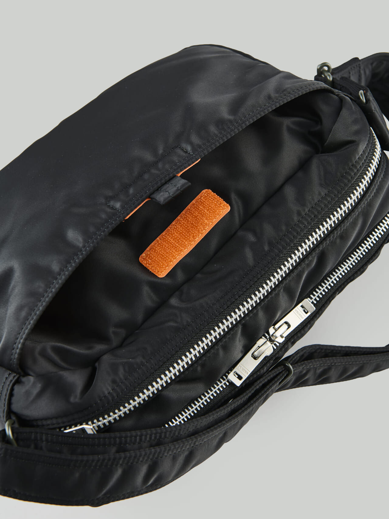 「ポータ」タンカーシリーズのスリングバッグ　SLING BAG W zip(L)の新色ブラックを仕様＆本音レビュー！　裏ポケット