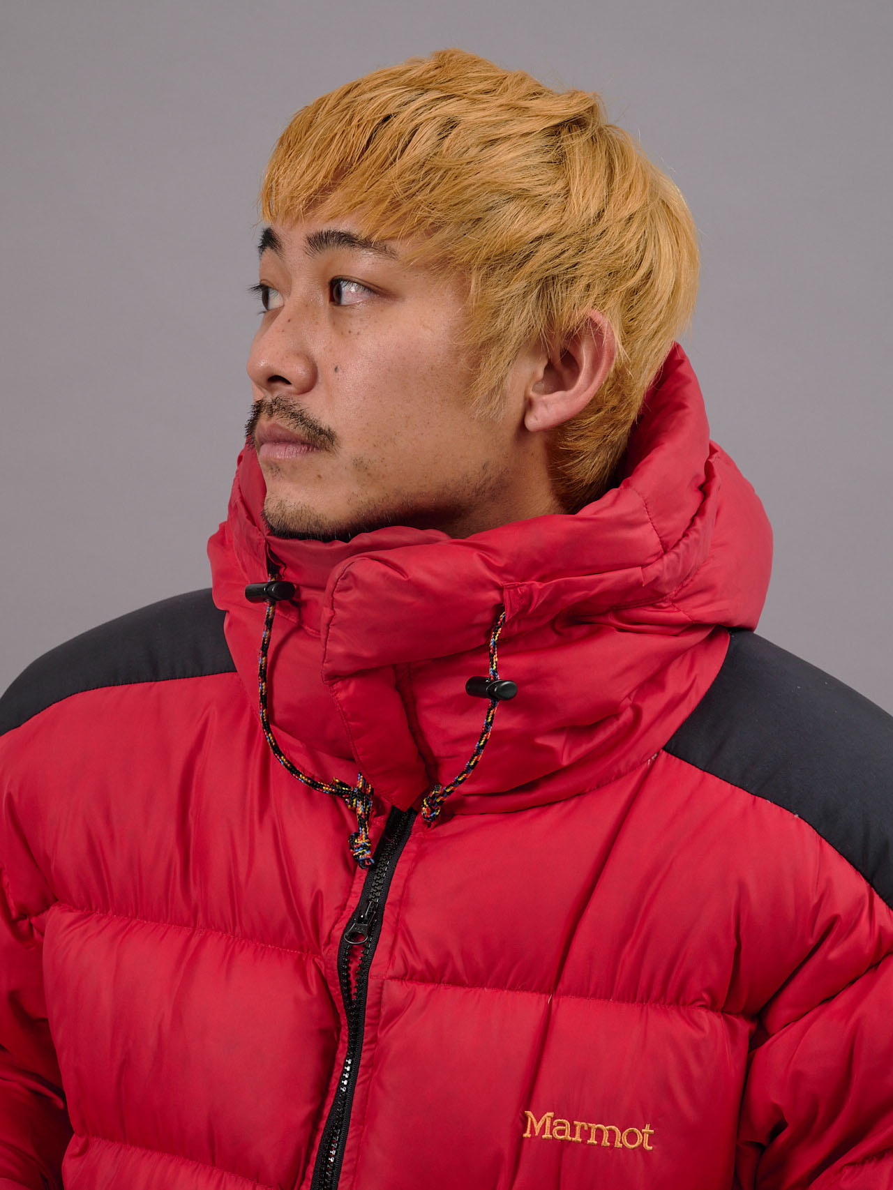 MARMOT　ダウン：マーモット　トップス：ザダファーアンドネフューズ　ニット：古着　パンツ：アーペーセー×フリークス ストア　ブーツ：レッドウィング　フリークス ストア プレス  片岡 佑太さん　首元　寄り