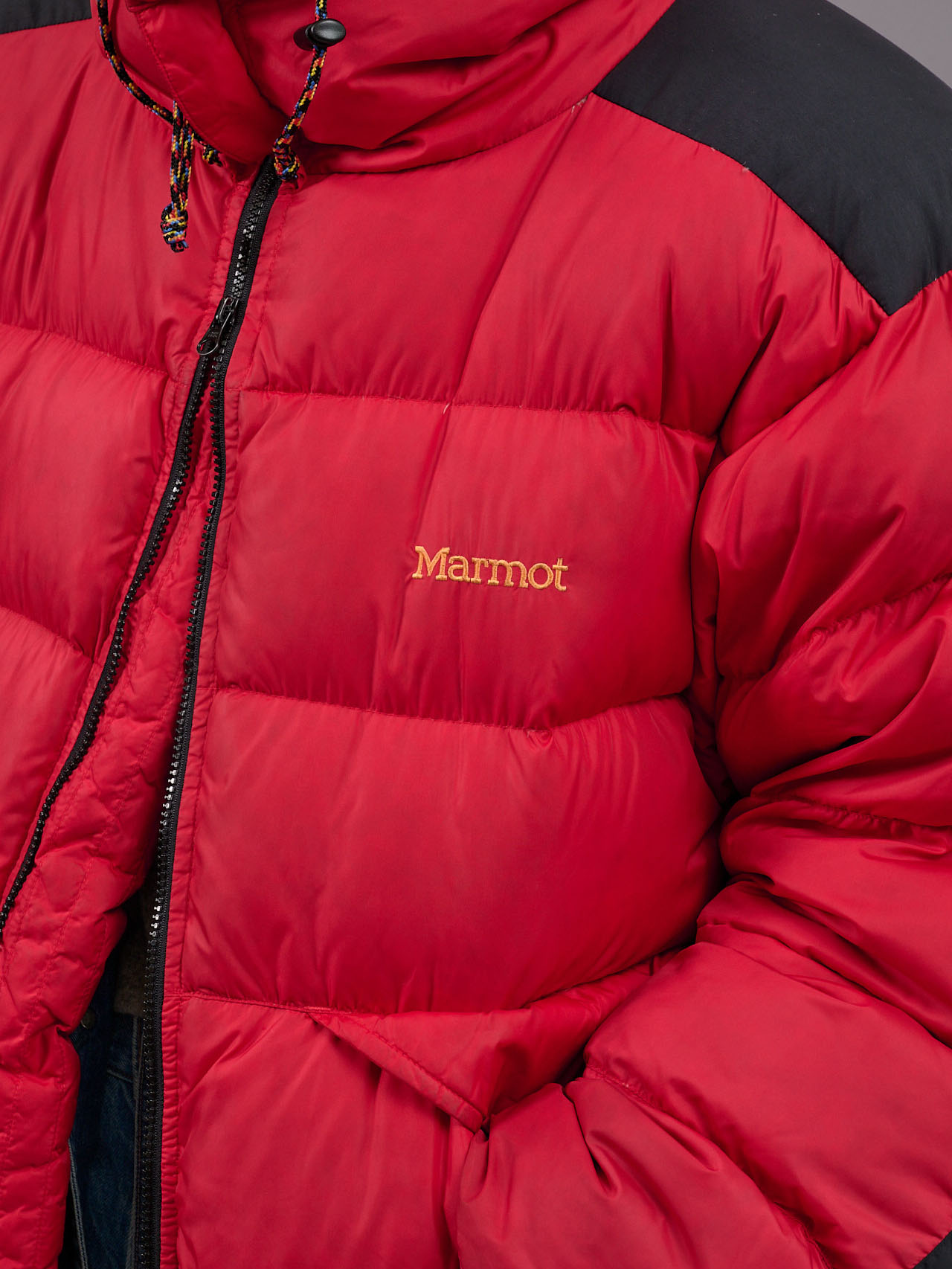 MARMOT　ダウン：マーモット　トップス：ザダファーアンドネフューズ　ニット：古着　パンツ：アーペーセー×フリークス ストア　ブーツ：レッドウィング　フリークス ストア プレス  片岡 佑太さん　着画　ロゴ