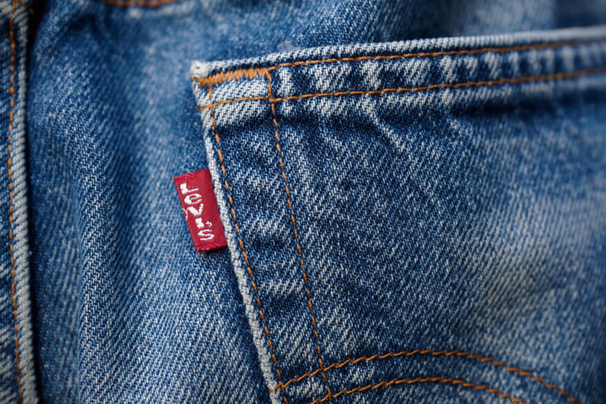 Levi’sのデニム「505®」の赤タブ寄りカット