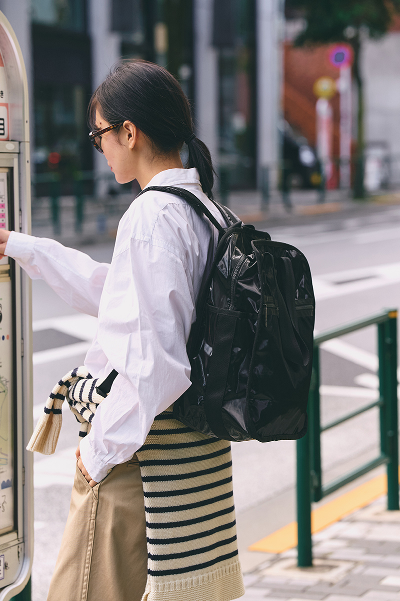 レスポートサック「ひとりっぷ」コラボバッグ　URBAN EDITOR’S BACKPACK3　ブラックを背中に背負った様子