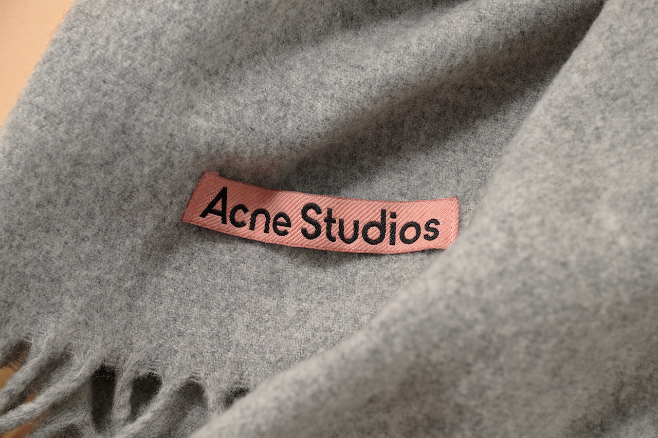 「Acne Studios」のマフラー　ロゴ寄り