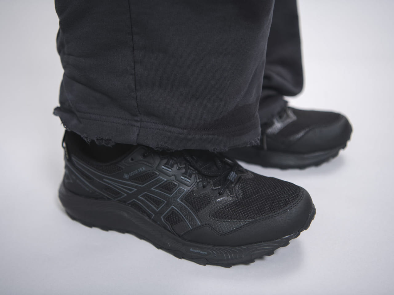 ユニクロのシームレスダウンパーカ　着こなしアイデア　ブラック　Asics 「GEL-SONOMA」　スタイリング