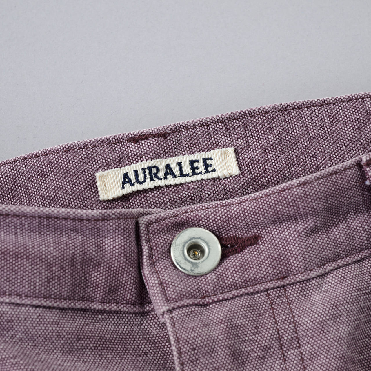 オーラリーのWASHED ORGANIC CANVAS PANTS　auralee パープル　ぶどう色　全体のシルエット　ロゴ寄り