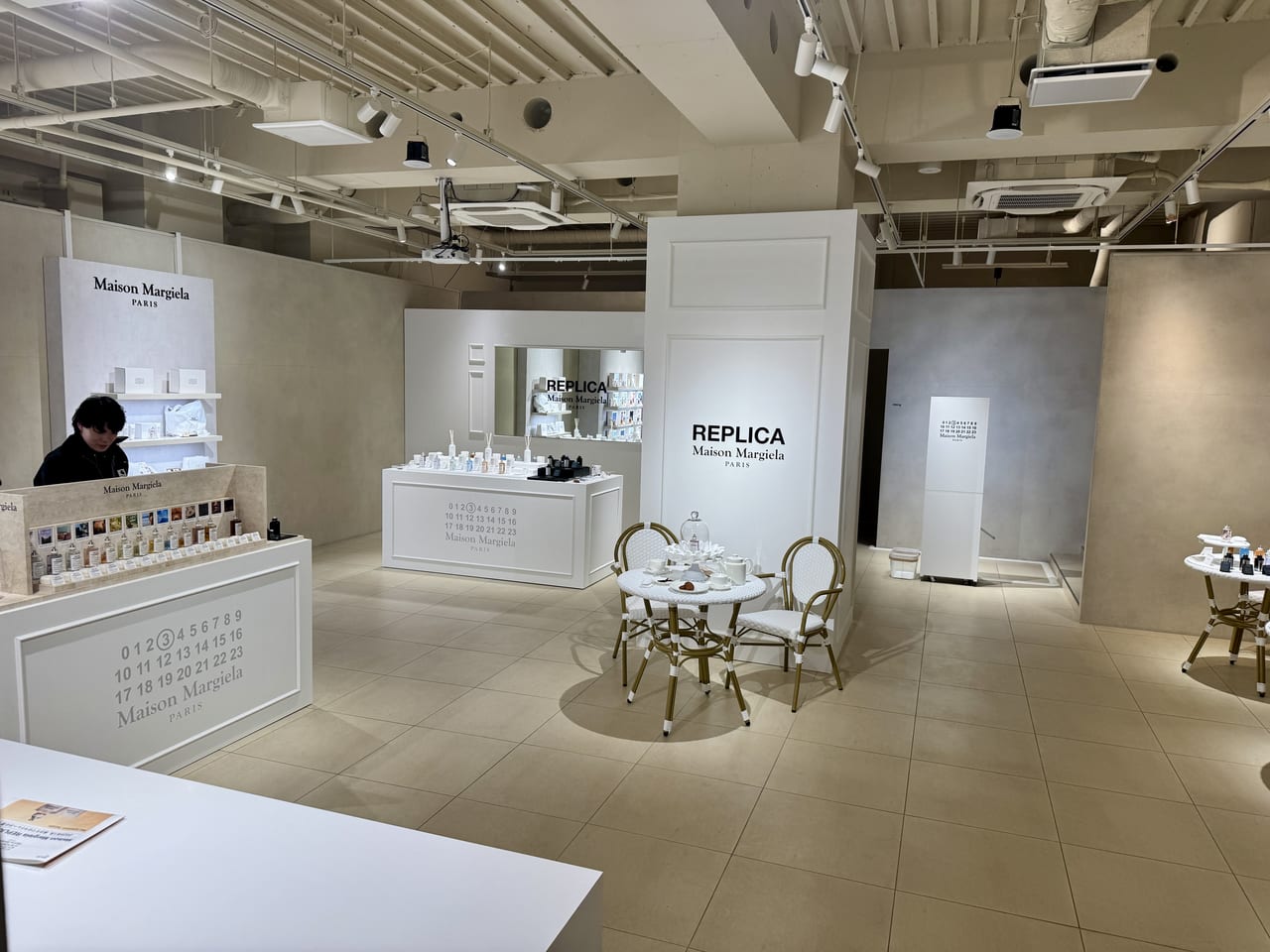 Maison Margiela Fragrances Café カフェの内観