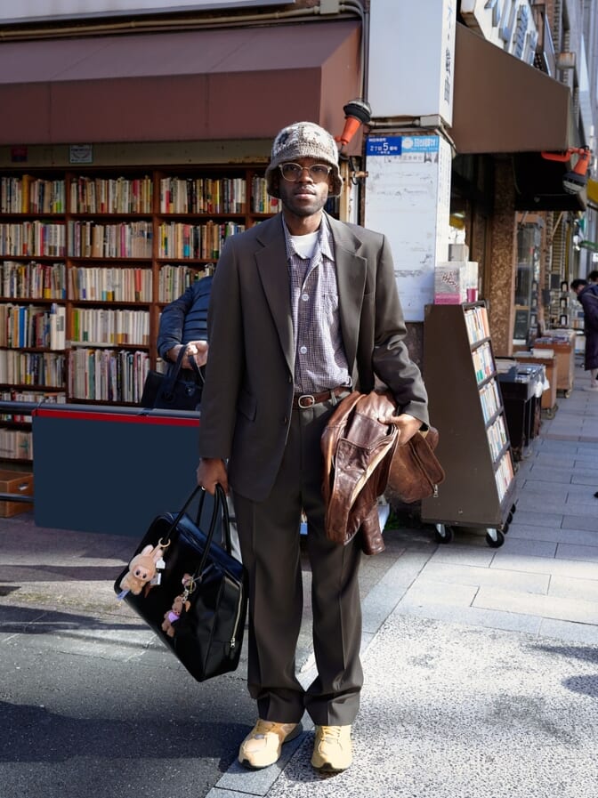 古本屋に前に立っている男性