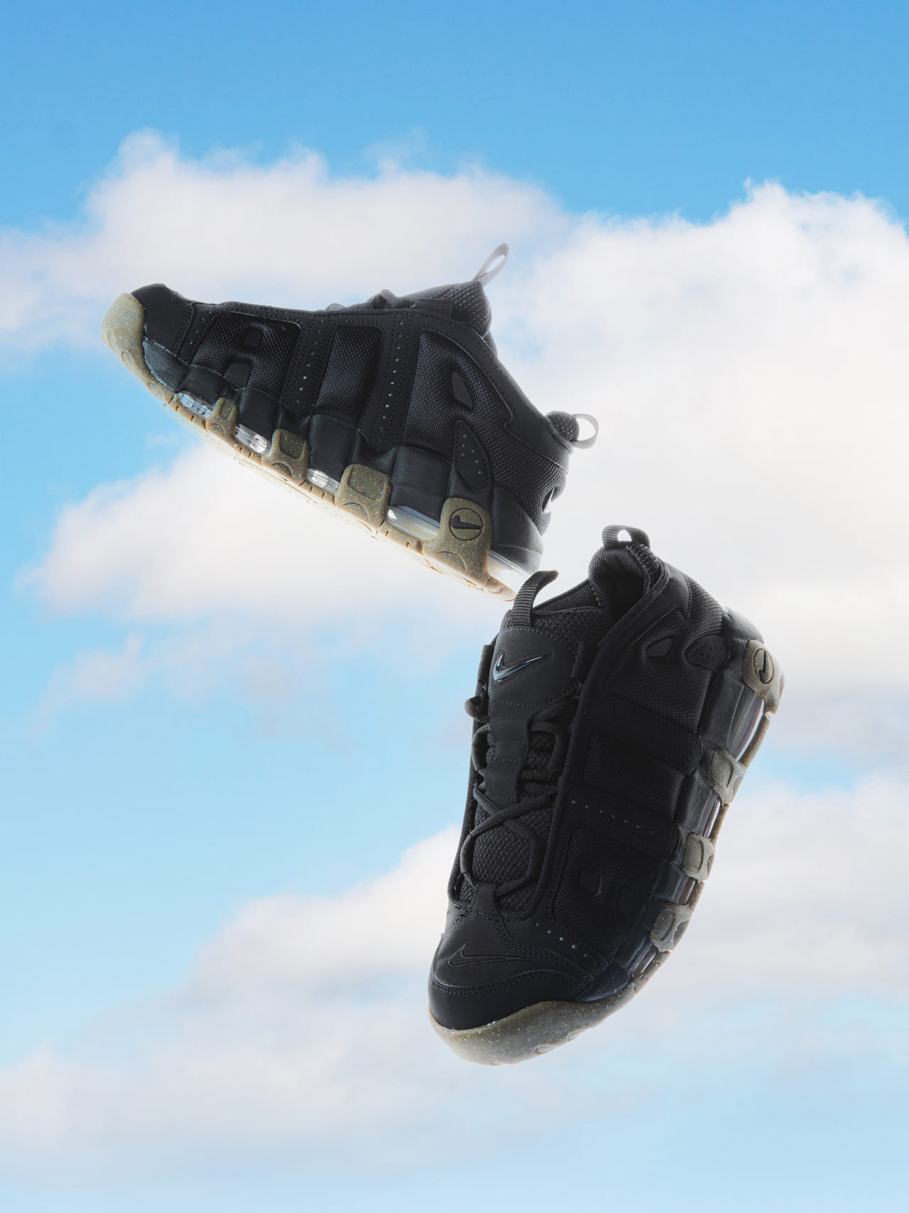 NIKE SPORTSWEARの黒スニーカー「MORE UPTEMPO LOW」