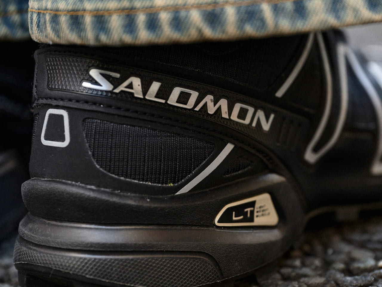 SALOMONの黒スニーカー「SPEEDCROSS 3」のヒールカウンター