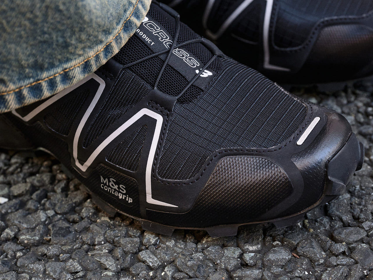 SALOMONの黒スニーカー「SPEEDCROSS 3」のトゥ