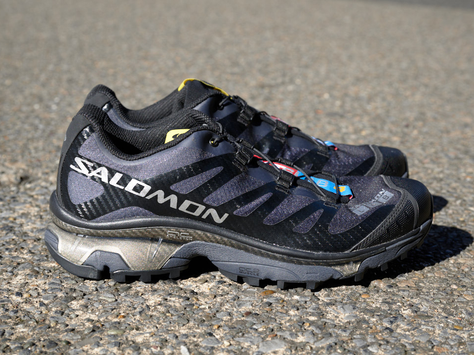 SALOMONの黒スニーカー「XT-4 OG」