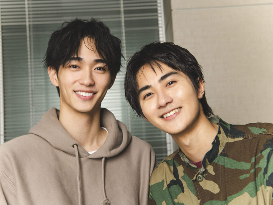 野村康太×髙橋大翔「仕事仲間というより“ガチ仲間”。もっと自分たちのことを知ってもらいたい」／メンズノンノモデル同期が語る“これまでのこと、これからのこと”  笑顔カット