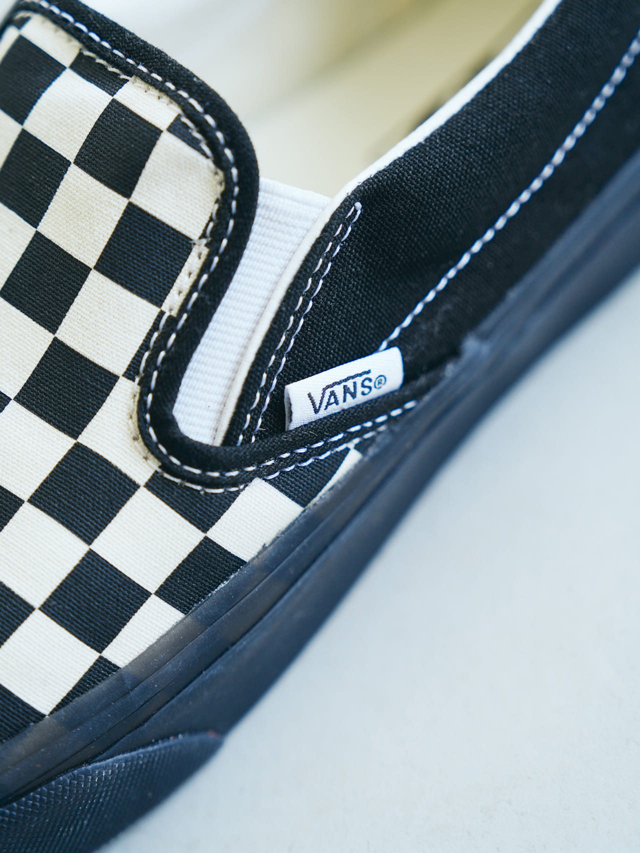 ジャーナル スタンダード型止めモデルVANS「CLASSIC SLIP-ON」のディテール