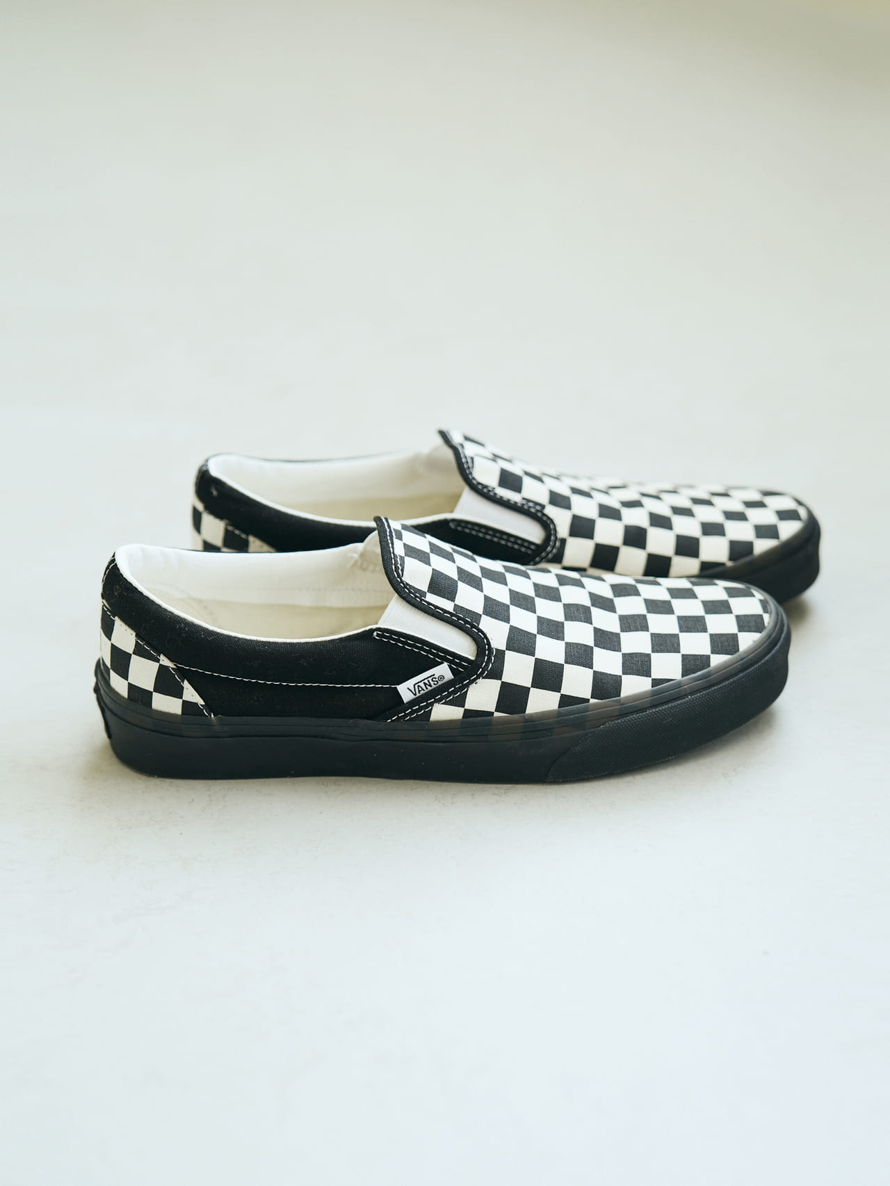 ジャーナル スタンダード型止めモデルVANS「CLASSIC SLIP-ON」