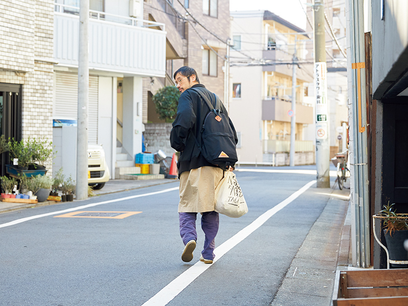 仕事に向かう映画監督の今泉力哉