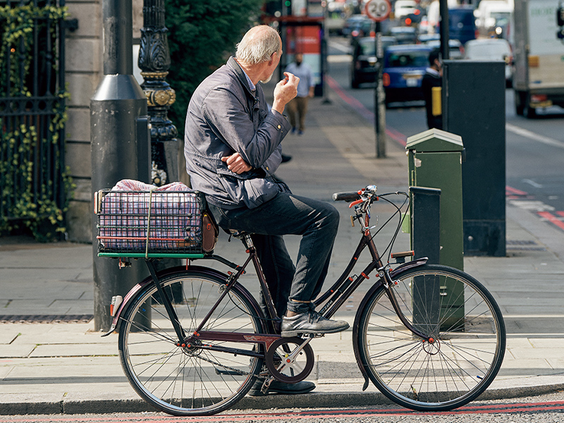 ロンドンで自転車に乗る人　３