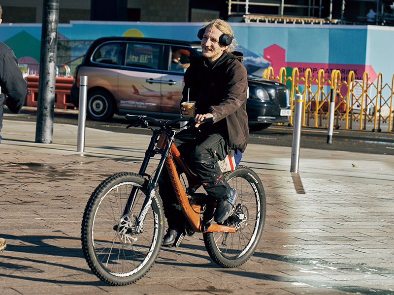 ロンドンで自転車に乗る人　２