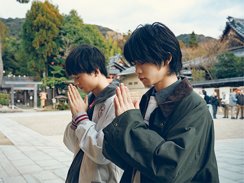 東山の八坂神社で1年の幸せを祈る水沢林太郎と小方蒼介