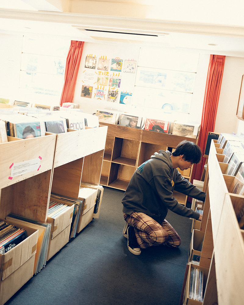 北山のRECORDSHOP GGでレコードを見る水沢林太郎