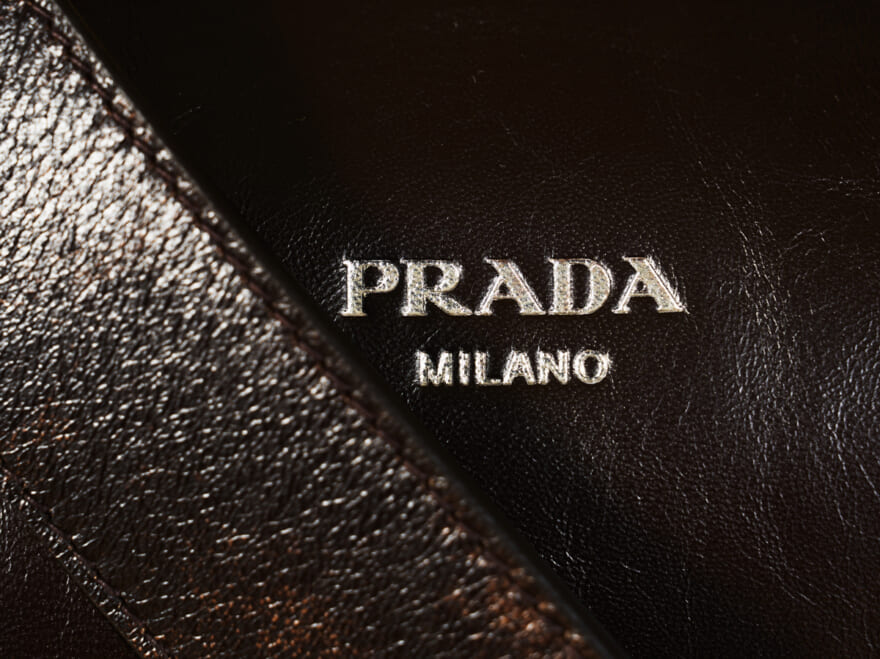 「プラダ」で春に買うべき名作小物５選！大人気黒レザー財布から白スニーカーまで！[PRADA]