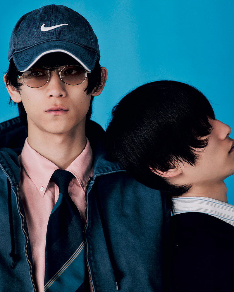 B.D.シャツ×レジメンタルタイを、パーカ＆キャップでカジュアルにチューニング